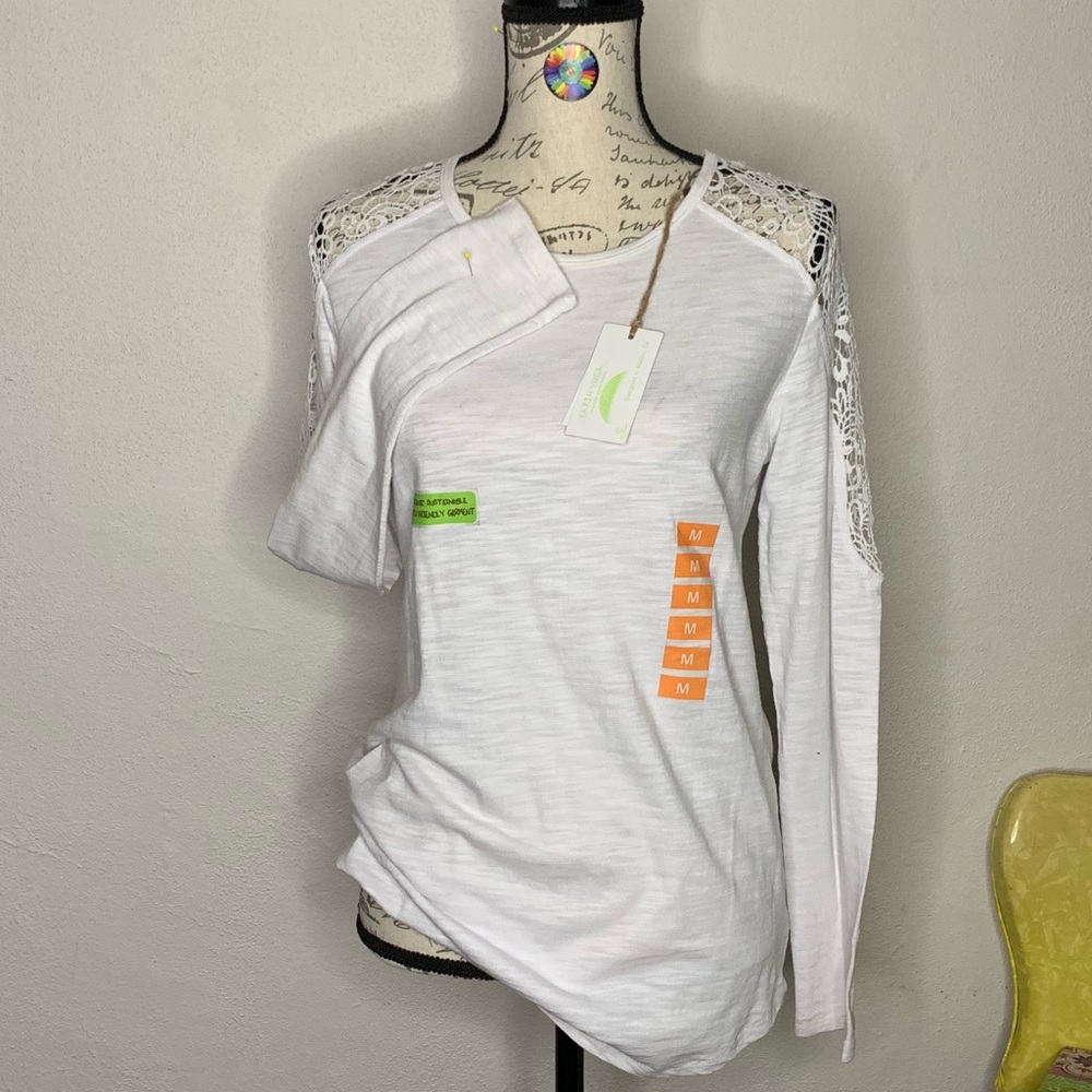White lace long sleeve tee NWT Earth Yoga